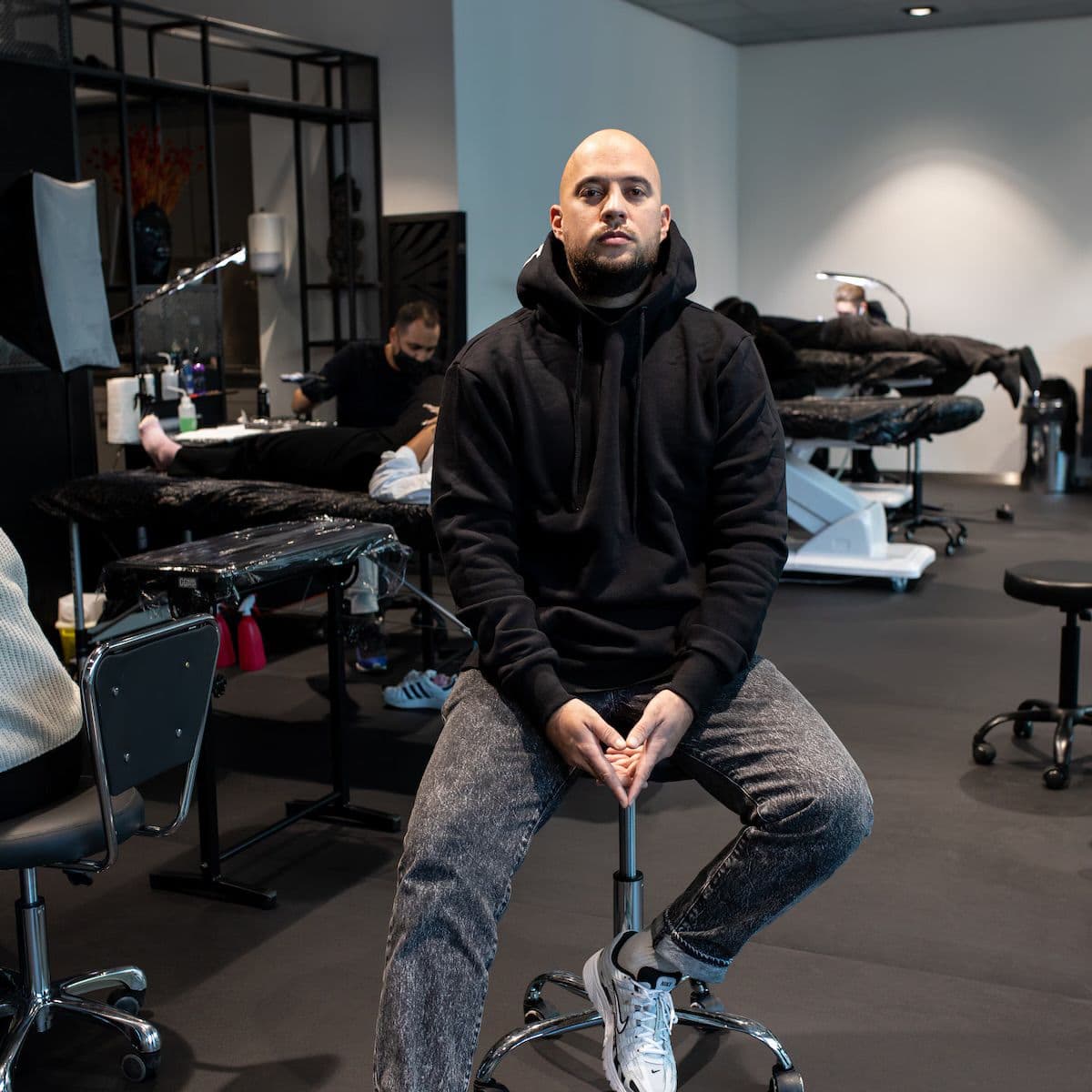 Jeffrey de Vries Andries working in a tattoo studio